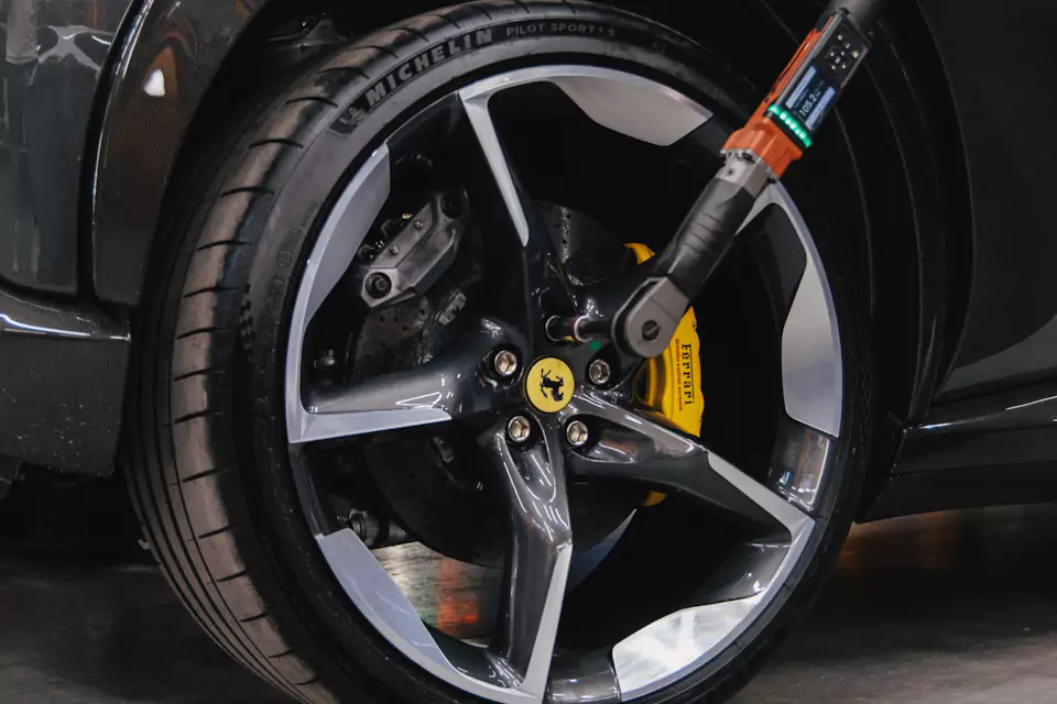 Фирменный шиномонтаж на стендах Hunter для Ferrari Purosangue